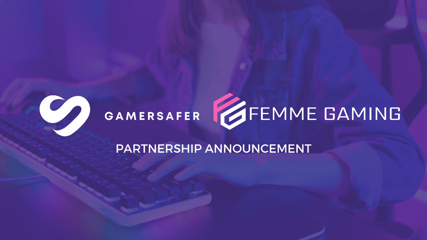 Gamer femme sedang meningkat dan gamersafer bersama mereka